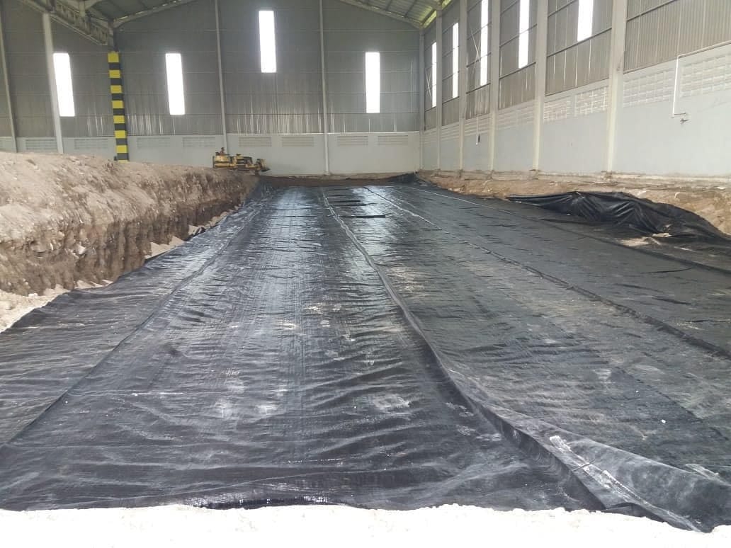 Pemasangan geotextile Woven 250 gram, Pergudangan dan hangar alat berat, Gresik, Indonesia Pemasangan geotextile Woven 250 gram, Pergudangan dan hangar alat berat, Gresik, Indonesia