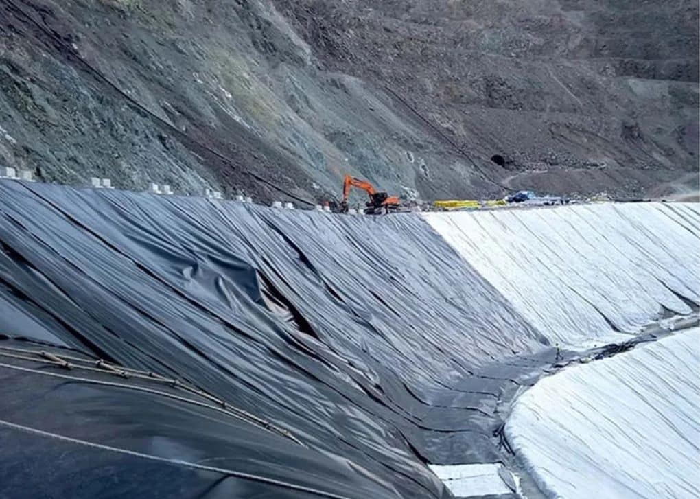 ilustrasi cara pemasangan geomembrane di area lereng ilustrasi cara pemasangan geomembrane di area lereng